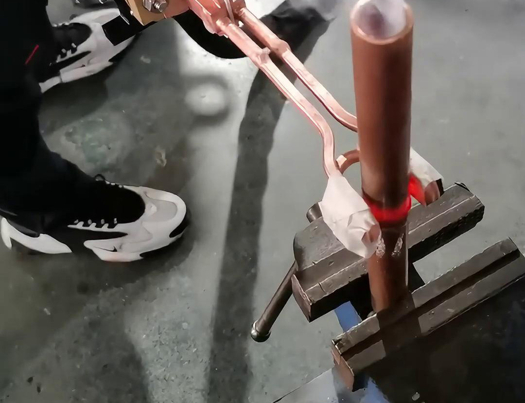手持式高頻焊機(jī)的價格相對較高，但其高效、靈活、高質(zhì)量的銅管焊接特點(diǎn)