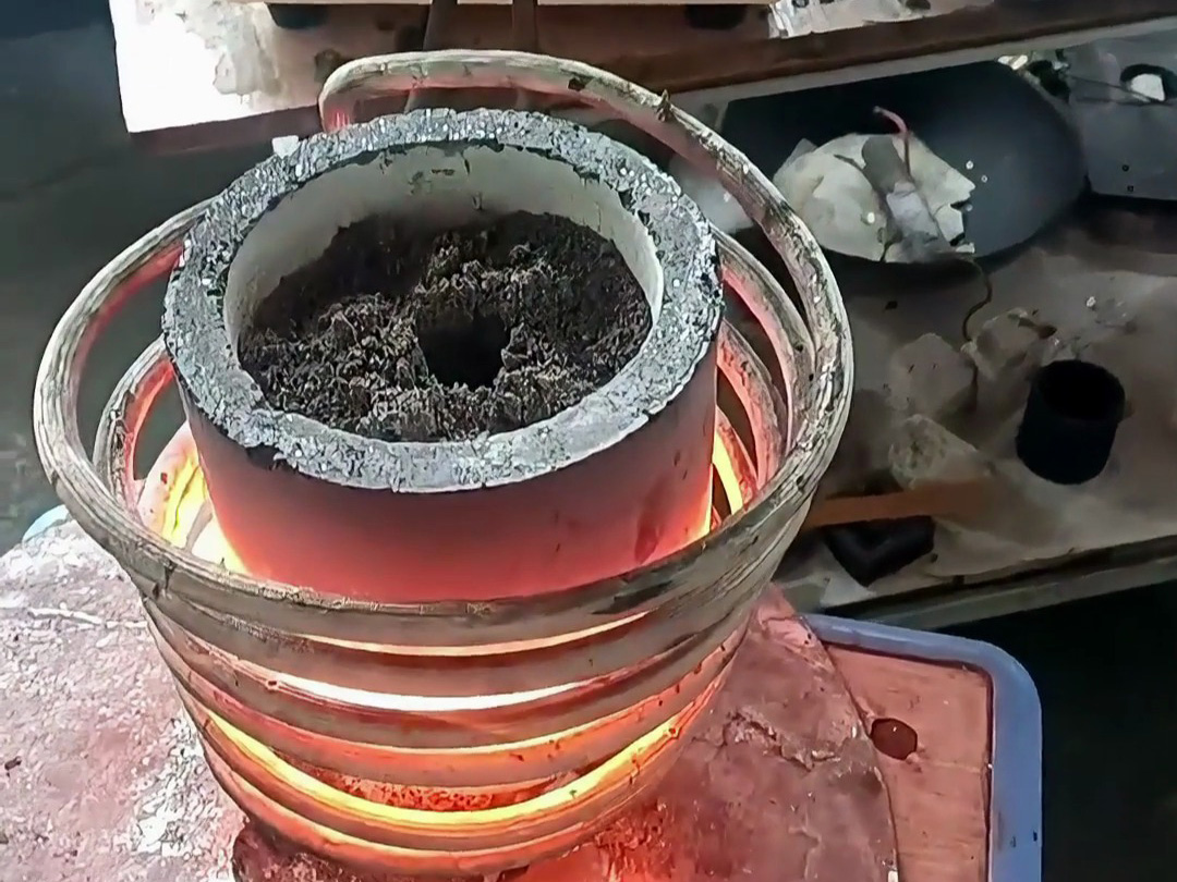 海拓高頻熔煉爐礦石熔煉實測：金屬含量達(dá)標(biāo)即可提煉，原礦篩選后輕松分離！