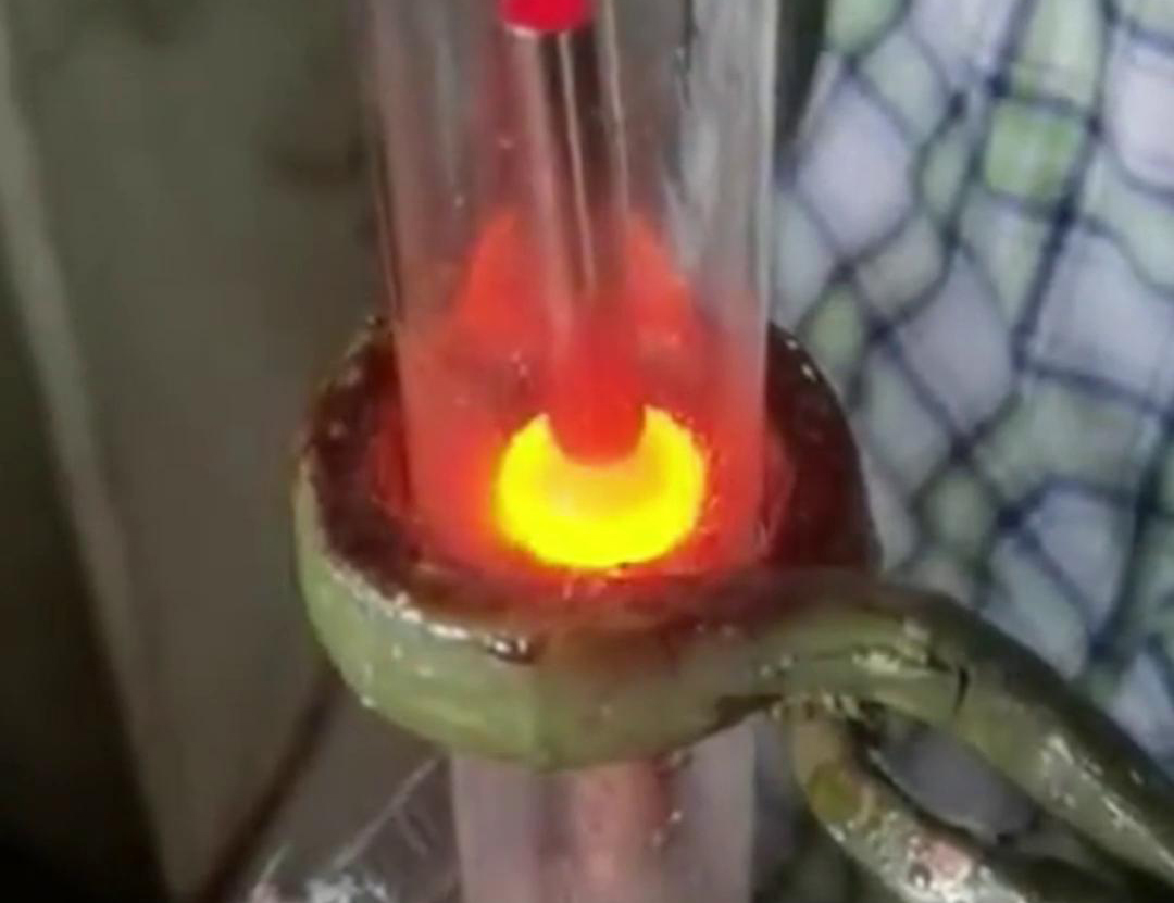 通過手持式高頻加熱機在氮氣保護下焊接銅管，可以獲得高質量的焊縫，提高產品的性能和可靠性