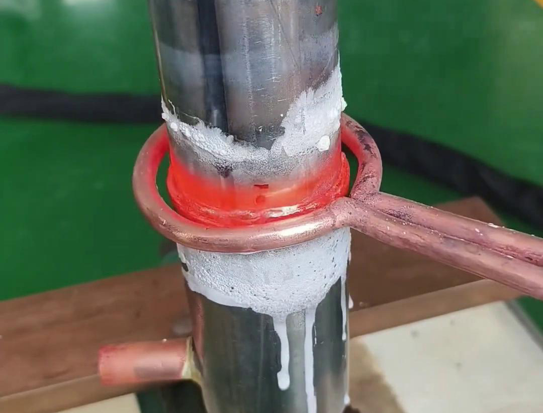 用手持式高頻焊接機(jī)去焊接不銹鋼管，它也是不銹鋼管焊接方法之一