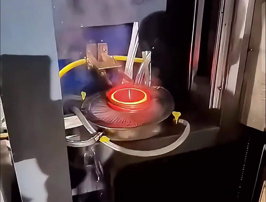 將齒輪放入高頻淬火機的感應器內，通過高頻感應加熱技術將齒輪表面加熱至淬火溫度