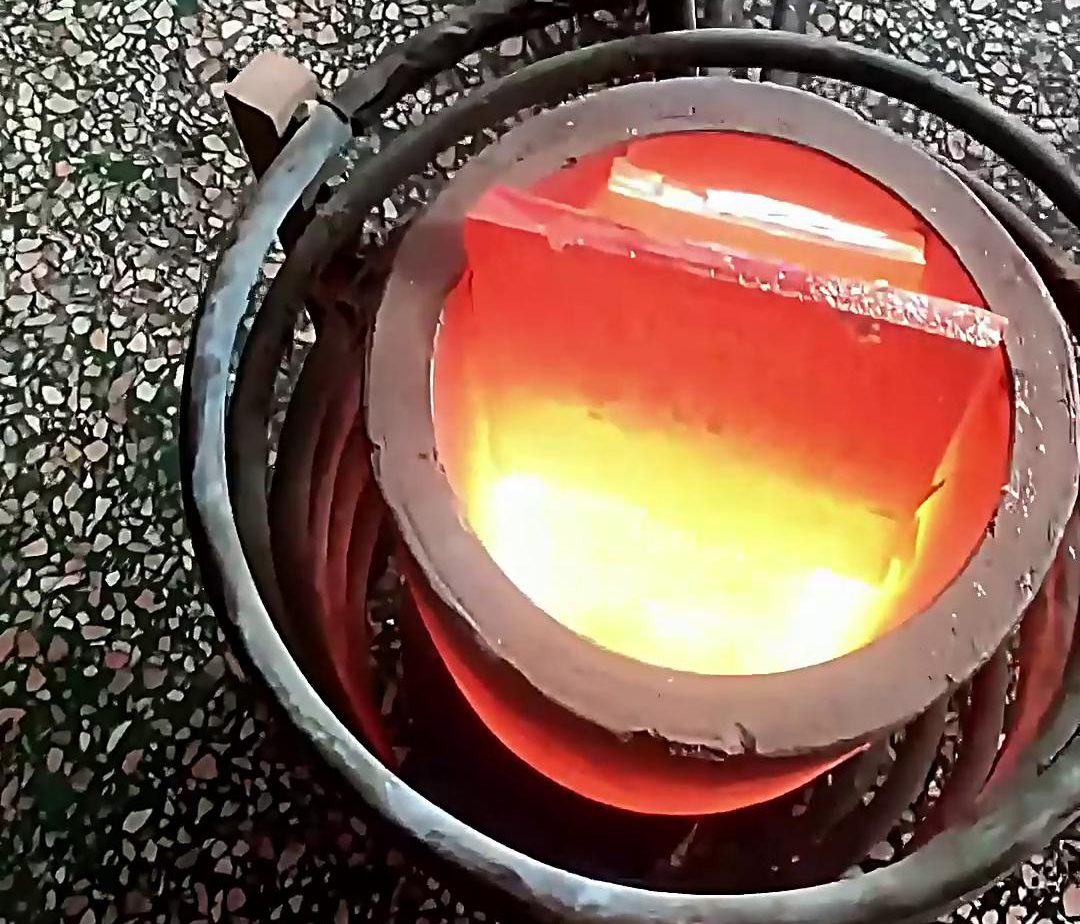 使用380V電壓的小型中頻熔煉爐，它的功率滿(mǎn)足熔煉金、銀、銅，10公斤容量