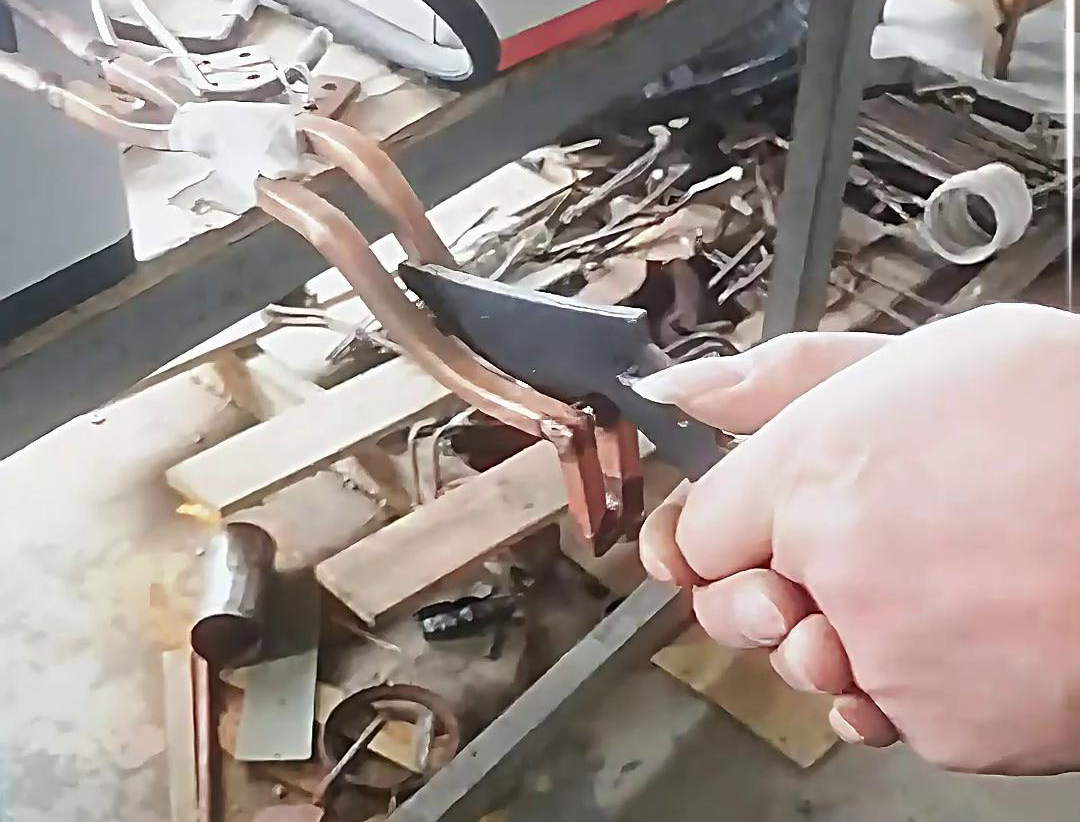 刀具淬火，根據(jù)工藝要求可以選擇高頻淬火機(jī)或者超高頻淬火設(shè)備