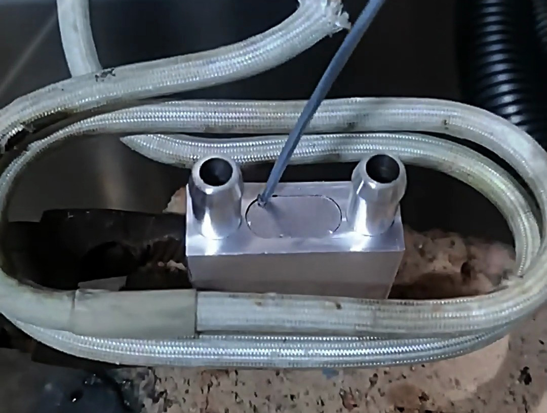 使用高頻焊機(jī)焊接鋁件，那么焊接鋁件就像喝水一樣簡單，簡單到有手就會