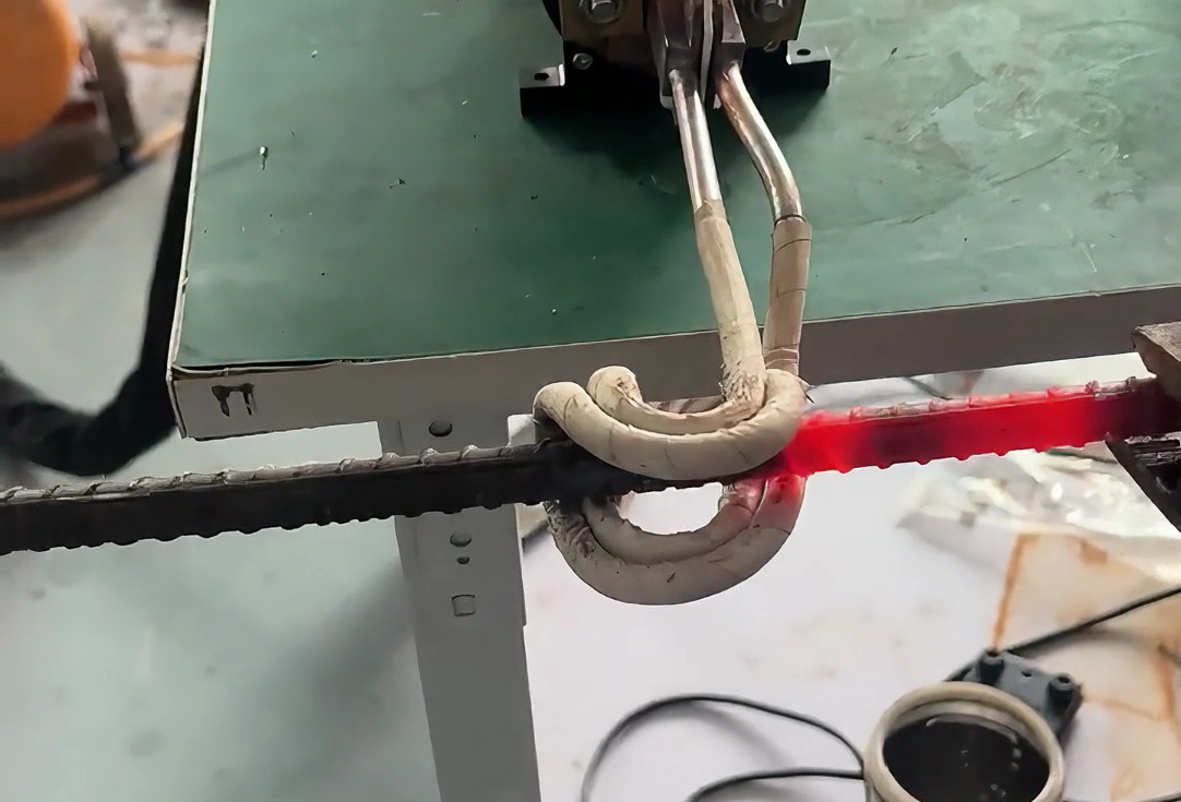 手持式高頻加熱機(jī)配備U型開口線圈對(duì)螺紋鋼筋進(jìn)行在線加熱測試