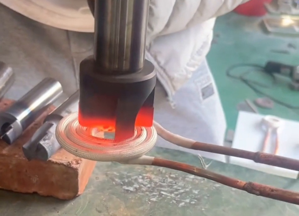 揭秘小型高頻加熱機的神奇操作！鉆頭合金熱取速度超乎想象！